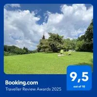 Charming Apartment in Private Park near Crystal-Clear Lake Monate, hotel Travedonában