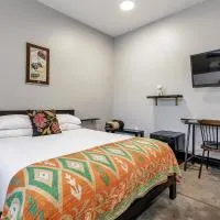 First floor queen room for two near Purina Farms, hotel en Pacific