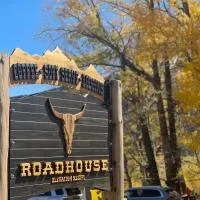 Roadhouse Lodge & Coffee Shop، فندق في Twin Lakes