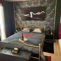Love Room LA FABULEUSE, hotell sihtkohas Le Pradet