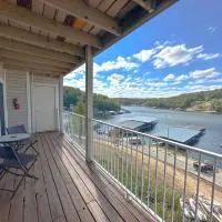 Wheelhouse Wonderland Lakefront Luxury Condo, hotel a Lake Ozark