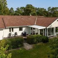 Big sea-loving house close to the beach, hotel en Åhus