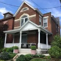 Historic Upstairs Apartment โรงแรมในBellevue