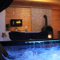 Pod Młyńską Skałą - apartamenty z prywatnym jacuzzi i kominkiem: Zdów şehrinde bir otel