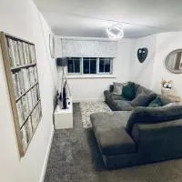Modern 1 Bed Apartment Next to Mirfield Station Free Parking & Wi-FI, hotel u gradu 'Mirfield'
