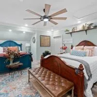 Relaxing Retreat Pool, Spa, Art Studio, Breakfast, hotel en Chipley