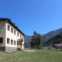 Casa de Colònies Vall de Boí - Verge Blanca, khách sạn ở Llesp