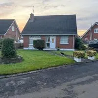 Comfortable and Convenient 4 Bedroom Home, hotel v destinaci Glenavy