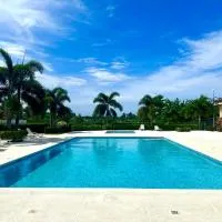 Dell's Exotic Haven, 2 bedrooms, 2 baths, pool, gym, viešbutis mieste Mammee Bay