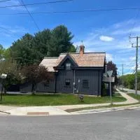 Century Home in Bracebridge Muskoka โรงแรมในเบรซบริดจ์