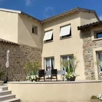 Chambres d'Hôtes L'Escale, hotel en Émeringes