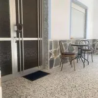 Gemütliche drei Zimmer Erdgeschosswohnung mit Wohnküche und Balkon, Hotel in Néa Karváli