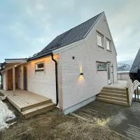 Lyngenfjord Ski-To-Sea & Sauna、Ystebyのホテル