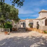 Villa Algarve Half Term offer 4 Ensuite Bedrooms, Private Swimming Pool, Beautiful Gardens with water features and natural Bio Pool – hotel w mieście Almancil