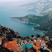 Yediburunlar Lighthouse Boutique Hotel and Restaurant، فندق في فاراليا