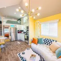Rainforest Tiny Home Retreat Retro, khách sạn ở Forks