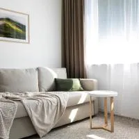Cozy 1 bedroom apartment with a free parking spot, hotell i Nová Lesná