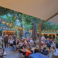 Logis Hotel Restaurant Les Platanes, хотел в Aramon