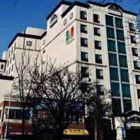 Viesnīca Marco LaGuardia Hotel & Suites pilsētā Kvīnsa