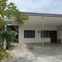 Aloe Vera Homestay - 3 Bed Rooms Corner House, hotel di Kamunting