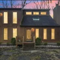 Cozy Cabin at Poconos With Hot Tub and Fire Pit, hotel in East Stroudsburg