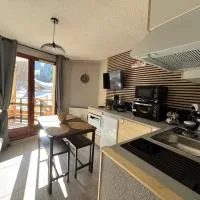 Studio au pied des pistes avec accès privé par son balcon, hotel v destinaci Laveissière