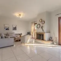 Melanes Serenity 3Br Apartment, hotell i Mélanes