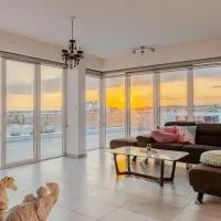 Sky villa penthouse with private outdoor hottub, hotel in Limassol