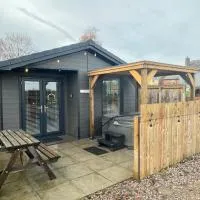 The Slipway Cabins with Hottub โรงแรมในBurscough