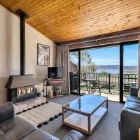 Snowbird 1 - Charming 2BR Townhouse l Lake Views l Air-Con l Off-Street Parking, готель у місті Джиндабайн