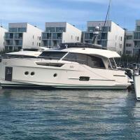 GreenBreeze Full Day 8h Charter with overnight in a Greenline 48 Fly Luxury Yacht, hotel em Troia