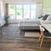Light tiny house in green area with sauna option, hotel em Stoutenburg