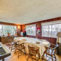Rustic Chic Retreat 4 Mi to Kennywood!, hotel berdekatan Allegheny County Airport - AGC, West Mifflin