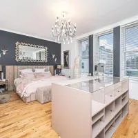 Caledonia House- Luxurious Sea View House Near Edinburgh by Urban Haggis Stays, hotel di Fife