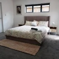 Luxury and Nature View Stay, hotelli kohteessa Helensville
