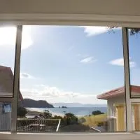 Studio at Otama Beach -Pohutakawa, hotelli kohteessa Opito Bay