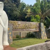 SUAN SANG CHAN RIVERSIDE Resort สวนแสงจันทร์ ริเวอร์ไซด์ รีสอร์ท: Ban Bang Khoi şehrinde bir otel