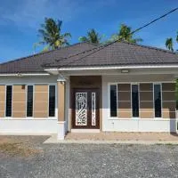 Homestay Cheq Gu 747، فندق في Ayer Hitam
