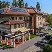 Hotel Legend: Dunajská Streda şehrinde bir otel