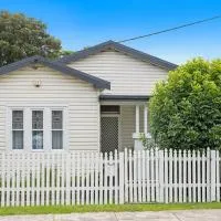 Stylish House 8mins walk to Figtree Grove, hotel in Figtree