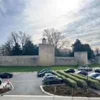 El Castillo Face au Château et Climatisé, hotel din Surgères