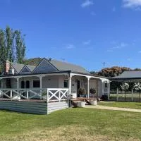 Yarra Fox Farm Cottage Farmstay, hotel v destinácii Dixons Creek