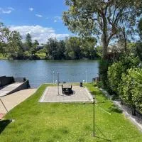 Waterfront Paradise with Jetty, BBQ, Pool table, & more: Dora Creek şehrinde bir otel