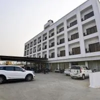 Hotel Devanshi & Banquets by Classy Stay, hotel em Nova Bombaim