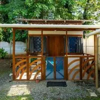 La Casita Beachfront Hideaway Pool Access، فندق في مانزانيلو
