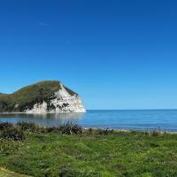Spectacular beachfront holiday home, hotel poblíž Letiště Wairoa - WIR, Mahia