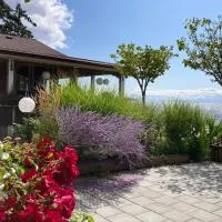 Blitz Beach House Oceanside Suite, hotel em Powell River