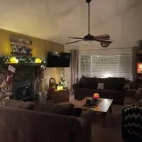 Spacious cozy chalet huge deck over seasonal creek, hotel a Big Bear City Airport