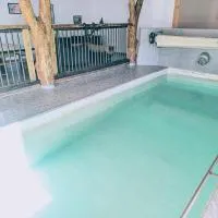 Gite en Cévennes avec piscine Intérieure chauffée، فندق في Ponteils-et-Brésis