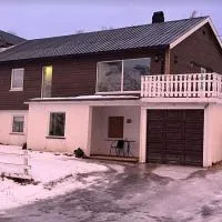 Large detached house in the middle of Lofoten, hotel em Hopen